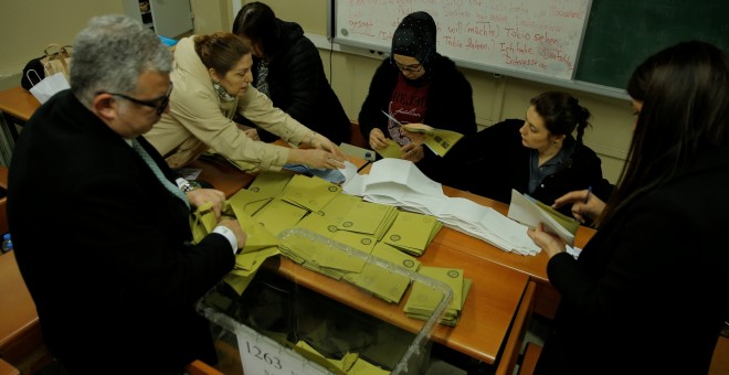 Recuento de los votos en las elecciones municipales de Turquía, en un colegio electoral en Estambul. REUTERS/Huseyin Aldemir