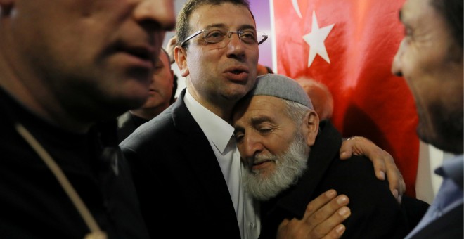 El candidato a la alcaldía de Estambul del Partido Republicano del Pueblo (CHP), Ekrem Imamoglu, es abrazado por uno de sus sus seguidores en una comparecencia tras las elecciones locales en Turquía. REUTERS/Huseyin Aldemir