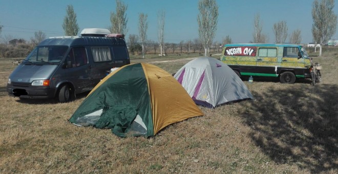 Animalistas y veganos han organizado una acampada junto a las instalaciones de Pini, contra el especismo y el maltrato animal.