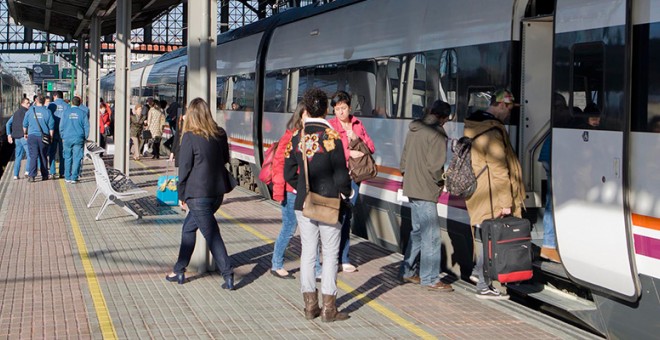 Viajeros subiendo a un tren de Renfe.