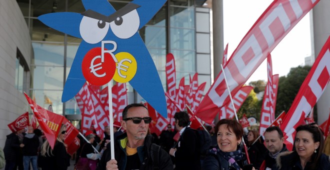 Trabajadores de CaixaBank se concentran ante el Palacio de Congresos de València, donde el banco celebra su junta de accionistas, en protesta por el Expediente de Regulación de Empleo (ERE) que ha presentado la entidad. EFE/ Kai Försterling