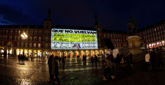 La fachada de la Casa de la Panadería de la Plaza Mayor de Madrid, con imágenes de gran formato de los conocidos como 'papeles de Bárcenas'. EFE / Rodrigo Jiménez