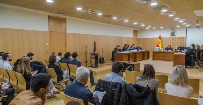 El creador de la web Seriesyonkis, Alberto García Sola (a la dcha en la primera fila), en el juicio celebrado contra él en Murcia este lunes. A su lado, Jordi Tamargo (2d), Alexis Oepfner (i) y David Martínez (2i). EFE/Cristóbal Osete