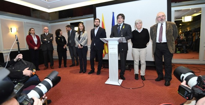 06/12/2017 Carles Puigdemont flanqueado por Meritxell Serret, Antoni Comin, Clara Ponsati y Lluis Puig el 6 de diciembre de 2017 en Bruselas | AFP/ Emmanuel Dunand