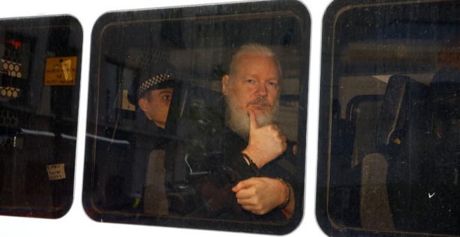 Assange, detenido en una furgoneta de la Policía. REUTERS/Henry Nicholls