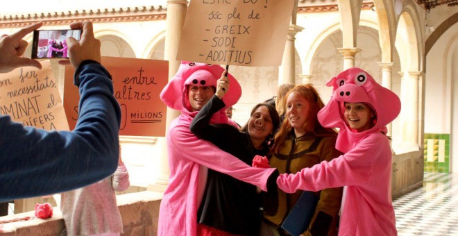 'Performance' de denúncia de l'excessiu consum de carn que s'ha fet durant l'acte. JUSTÍCIA ALIMENTÀRIA