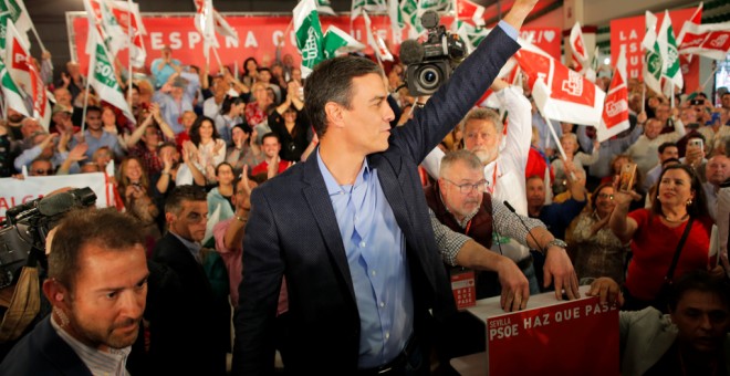 El presidente del Gobierno y secretario general del PSOE, Pedro Sánchez, durante su intervención en el acto electoral previo al comienzo de la campaña de las elecciones generales, y que ha reunido a 1.8000 personas, en Dos Hermanas (Sevilla). REUTERS/Jon