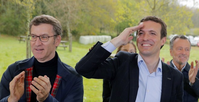 El presidente de la Xunta, Alberto Núñez Feijóo, y el candidato a la presidencia del Gobierno Pablo Casado saludan a su llegada a un acto en Santiago de Compostela. / EFE