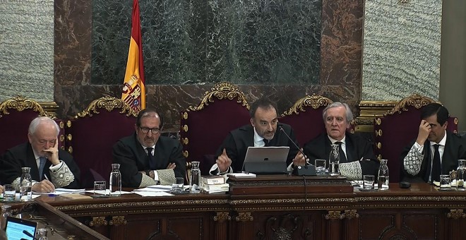 El presidente del tribunal que enjuicia la causa del 'procés', Manuel Marchena (c), junto a los magistrados (de izda a dcha) Luciano Varela, Andrés Martínez Arrieta, Juan Ramón Berdugo y Antonio del Moral, durante la sesión del juicio del procés con la de