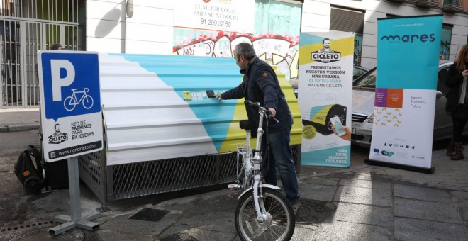 Un usuario del bicihangar se dispone a guardar su bibicleta. Foto Ayhuntamiento de Madrid.