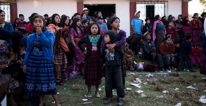 Cientos de personas rodean el ring en ambiente de picnic familiar | Oliver de Ros