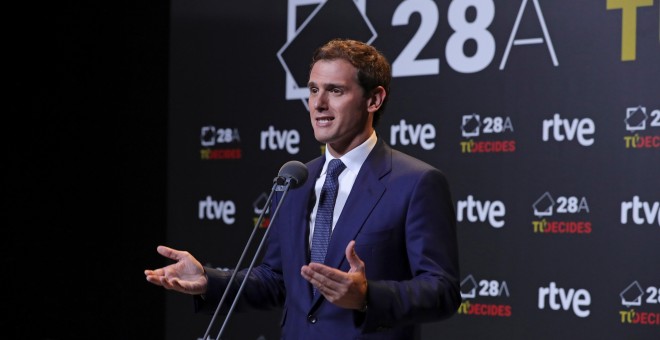 El candidato a la presidencia del Gobierno por Ciudadanos, Albert Rivera, atiende a los medios de comunicación a la finalización del debate celebrado en el Estudio 1 de Prado del Rey, en Madrid. EFE/JuanJo Martín.