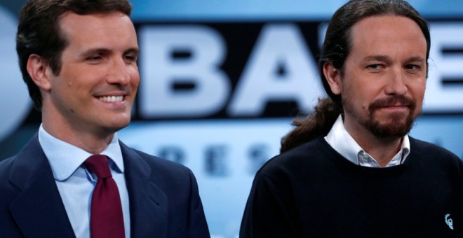 Los líderes del del PP, Pablo Casado (i), y de Unidas Podemos, Pablo Iglesias antes del inicio del segundo debate electoral a cuatro en la sede de Atresmedia, en Madrid. REUTERS/Juan Medina