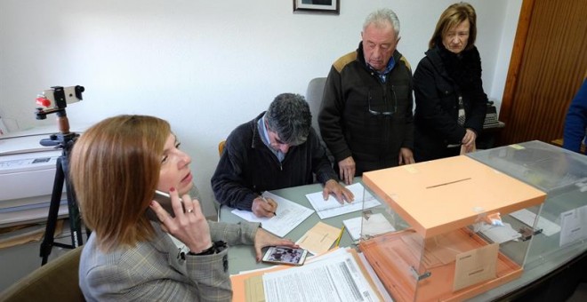 Cuarenta segundos son los que han tardado en votar este domingo los seis vecinos del municipio riojano de Villarroya, que se han organizado para tardar el menor tiempo posible en introducir las papeletas en las urnas. EFE/Abel Alonso