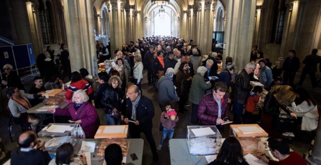 Vista general del colegio electoral de la Universidad de Barcelona en una jornada en la que casi casi 36,9 millones de electores decidirán este domingo en los comicios generales el reparto de los 350 escaños del Congreso de los Diputados y los 208 del Sen