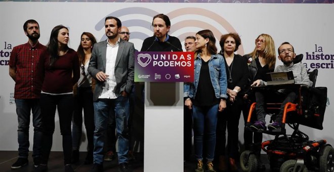 El candidato de Unidas Podemos, Pablo Iglesias (c), junto al coordinador federal de IU, Alberto Garzón (3i), su número dos, Irene Montero (2i), el secretario de Organización, Pablo Echenique (d), y otros dirigentes durante su comparecencia esta noche elec