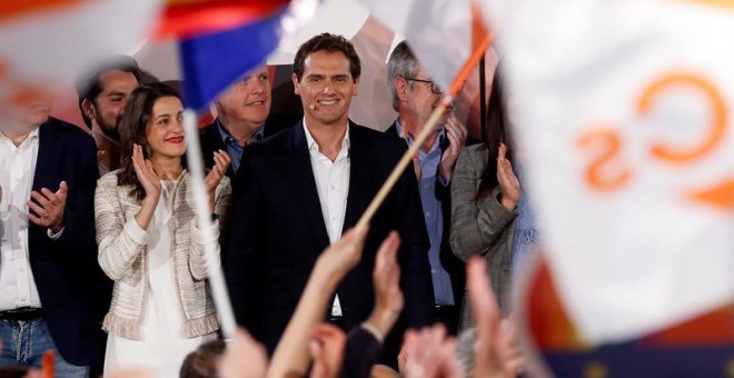 El líder de Ciudadanos Albert Rivera (c), junto a Inés Arrimadas (i), valora los resultados electorales, hoy domingo en la sede del partido en Madrid.