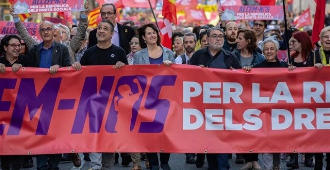 Manifestació de la plataforma Alcem-nos amb la presidenta de l'ANC, Elisenda Paluzié, i el secretari general de la Intersindical-CSC, Carles Sastre, a la capçalera. Europa Press