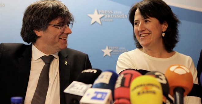 El expresidente de la Generalitat Carles Puigdemont (i) durante la rueda de prensa ofrecida este jueves junto a la presidenta de la ANC, Elisenda Paluzie (2i), en la que han anunciado la presentación de una Iniciativa Ciudadana Europea para que se investi