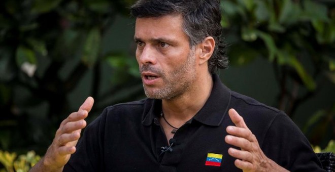 El líder opositor venezolano Leopoldo López habla durante una entrevista concedida a Efe este jueves, en Caracas (Venezuela). /EFE