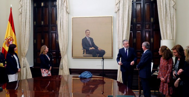 La presidenta del Congreso de los Diputados, Ana Pastor (ci), durante la presentación este lunes el nuevo retrato de Felipe VI, realizado por el pintor Hernán Cortés (cd), que sustituirá al de rey Juan Carlos presente desde 1976 en el Salón de Ministros d