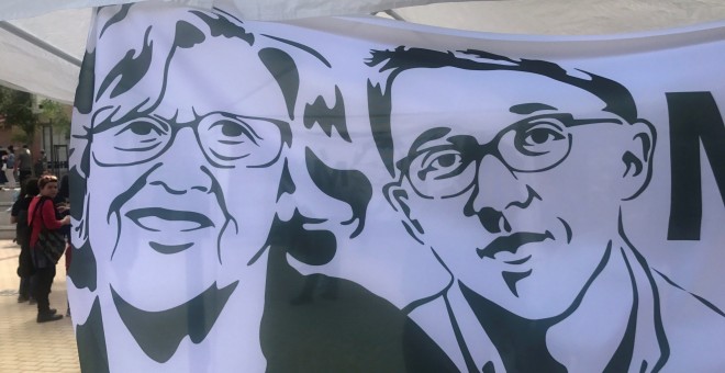 09/05/2019.- Detalle de las banderas con la efigie de la candidata a la alcaldía de Más Madrid Manuela Carmena, y del candidato a la Comunidad Iñigo Errejón, preparadas para su distribución durante el mitin de Más Madrid. EFE/Victor Lerena