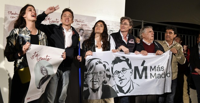 09/05/2019.- El candidato de Más Madrid a la Comunidad, Iñigo Errejón (2ºi), junto a Rita Maestre (i) Clara Serra (3ªi) y Marta Higueras (4ªi), en la pegada de carteles del inicio de campaña electoral para los comicios del 26 de mayo, este jueves en Madri