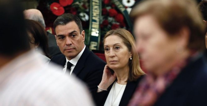 El presidente del Gobierno Pedro Sánchez y la presidenta del Congreso Ana Pastor, en la capilla ardiente del exvicepresidente del Gobierno Alfredo Pérez Rubalcaba, instalada en el Congreso de los Diputados. EFE/JP Gandul