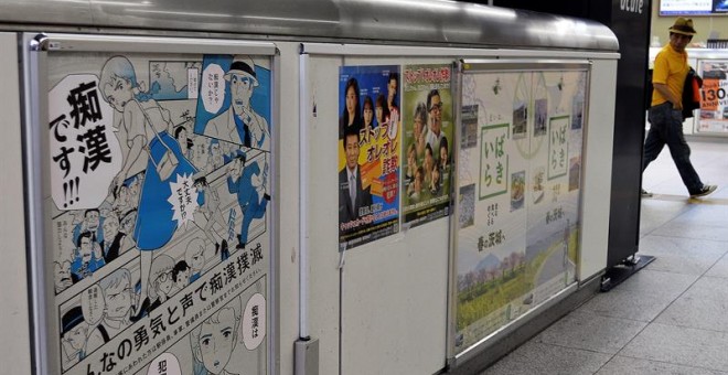 Cartel situado en una estación de tren del oeste de Tokio (Japón) en el que se especifica que 'el acoso sexual es un delito'. Una reciente serie de fallos de inocencia en casos de violación en Japón ha generado polémica y reavivado el debate sobre la ambi