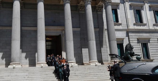 Personal del Congreso retira a las 14:00 horas el féretro de Alfredo Pérez Rubalcaba. EFE/JP Gandul