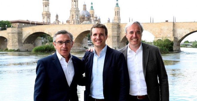 El presidente del PP, Pablo Casado, durante su intervención en la presentación hoy en Zaragoza del programa electoral europeo para las elecciones del 26 de mayo junto a los candidatos del partido a la Presidencia del Gobierno de Aragón, Luis María Beamont