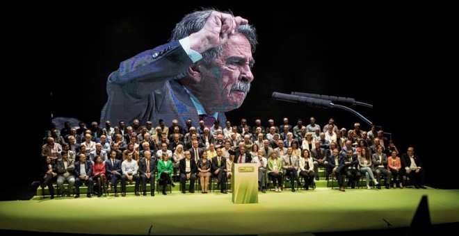 El candidato a la reelección como presidente de Cantabria, Miguel Ángel Revilla, protagoniza un acto público en el Palacio de Festivales de Santander. EFE/ROMÁN G. AGUILERA