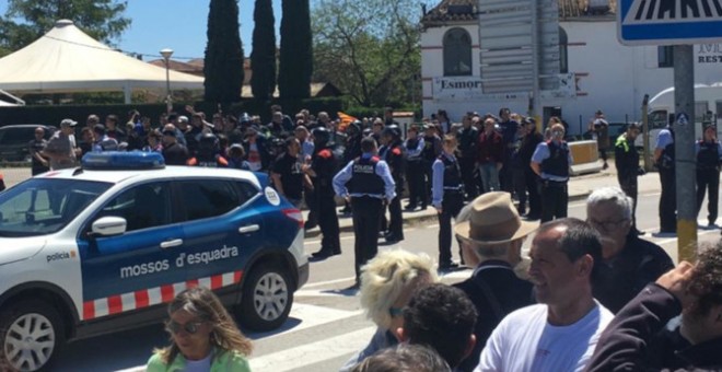 Mossos d'Esquadra intervenen a Verges per evitar agressions contra els veïns per part d'un grup d'ultradretans. CCMA