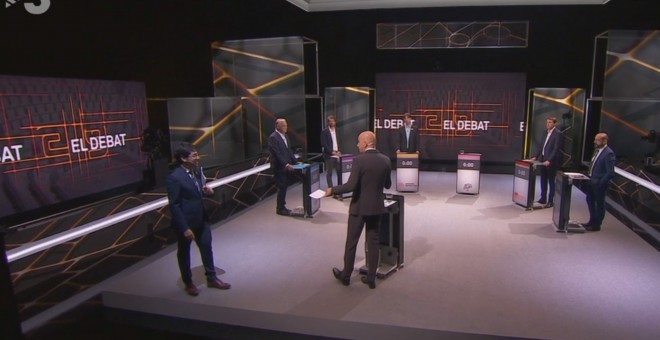 Àlex Sarri, de Junts per Catalunya, en el moment d'abandonar el plató del debat electoral a TV3.