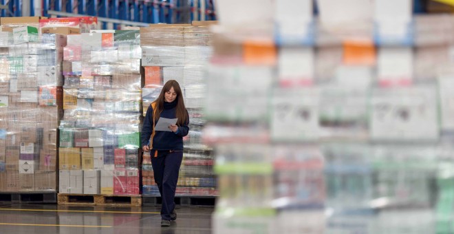 Trabajadora en un bloque logístico de Mercadona.