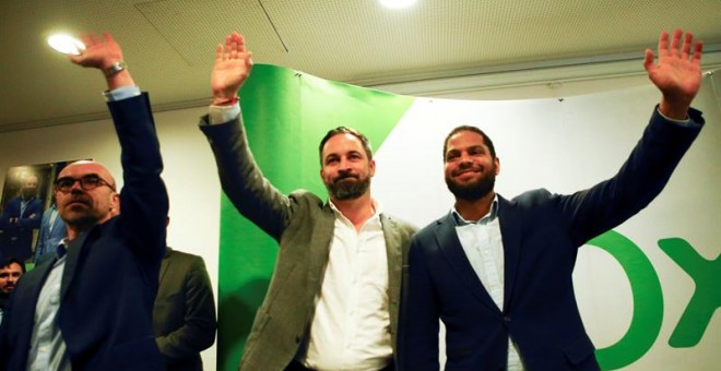 Jorge Buxadé, Santiago Abascal i Ignacio Garriga a un acte al barri barceloní de Torre Baró. EFE / ENRIC FONTCUBERTA