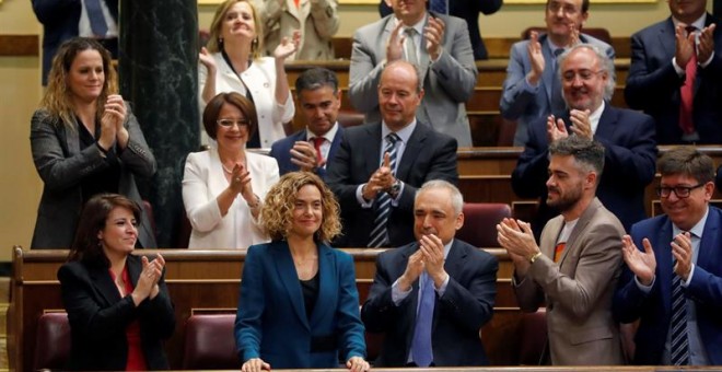 La diputada electa del PSOE por Barcelona y dirigente del PSC, Meritxell Batet, es aplaudida tras ser elegida este martes presidenta del Congreso. - EFE