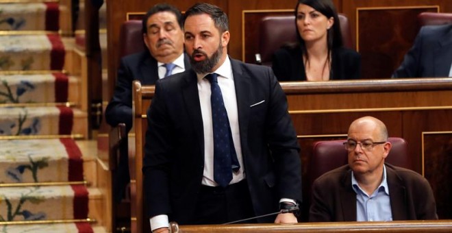 El presidente de VOX, Santiago Abascal, jura su cargo. - EFE