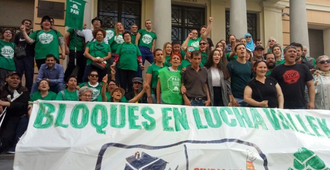 Afectados y activistas de la PAH de Vallecas denuncian el posible desahucio de más de cien personas de 10 bloques de viviendas del barrio.- PÚBLICO