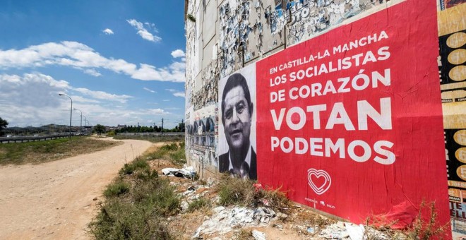 Cartel electoral de Unidas Podemos en Castilla-La Mancha con la imagen del candidato del PSOE en la región, Emiliano García-Page. - EFE