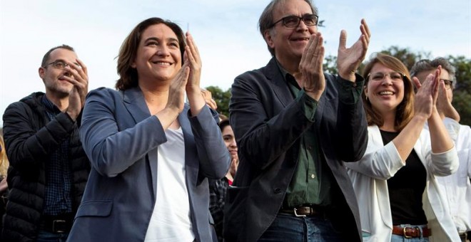 Ada Colau, Joan Subirats i Janet Sanz, els tres primers de la llista de Barcelona en Comú. EFE / ENRIC FONTCUBERTA