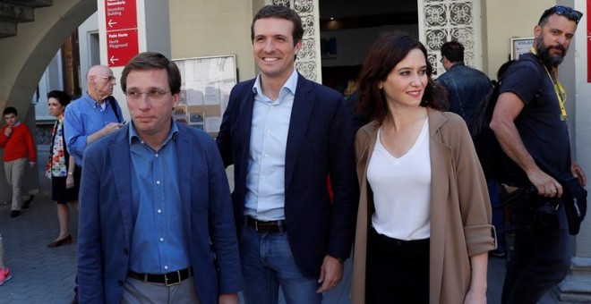 El presidente del PP, Pablo Casado, junto junto al candidato al Ayuntamiento José Luis Rodriguez Almeida y la candidata a la presidencia de la Comunidad Isabel Ayuso, tras votar este domingo. EFE