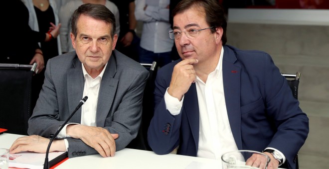 El presidente de la Junta de Extremadura Guillermo Fernández Vara (d), junto al alcalde de Vigo, Abel Caballero (i), durante la reunión de la Ejecutiva Federal del PSOE para valorar los resultados de las elecciones del 26-M. EFE/Kiko Huesca