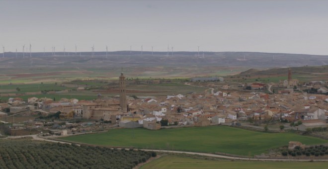 Vista general de Muniesa con molinos eólicos