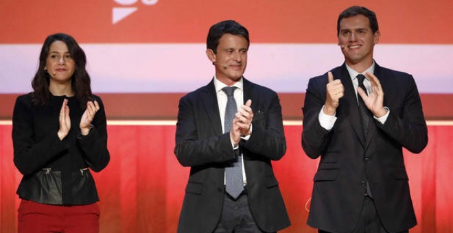 El candidato independiente por Barcelona, Manuel Valls, junto a Inés Arrimadas, la portavoz nacional y en el Congreso y Albert Rivera, líder de Ciudadanos. EFE