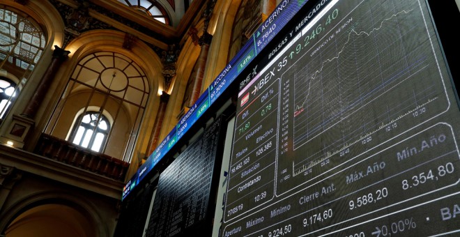 El panel informativo de la Bolsa de Madrid que muestra la evolución del principal indicador del mercado, el IBEX 35. EFE/Chema Moya