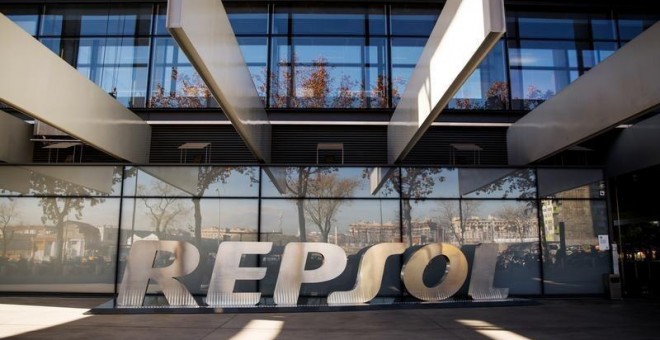 El logo de Repsol en la entrada de su sede en Madrid. REUTERS