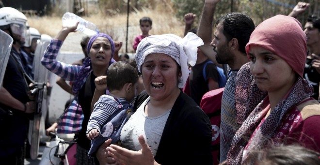 Refugiados y migrantes del campo de Moria protestan por las condiciones de vida del campo de refugiados, en la isla de Lesbos. Reuters