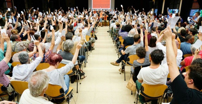 Votació en el plenari de Barcelona en Comú sobre la candidatura d'Ada Colau a l'Alcaldia de Barcelona / Daniel Bartolomé