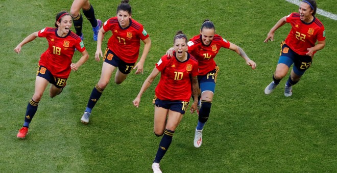 Las jugadoras de la selección española de fútbol femenino celebran su segundo gol contra Sudáfrica en la Copa del Mundo celebrada en Le Havre